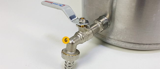 Сливной кран в баке